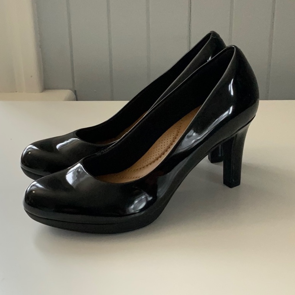 NIB - Superb black shiny Clarks pumps - 5.5 - Magnifiques souliers - Neufs Clark